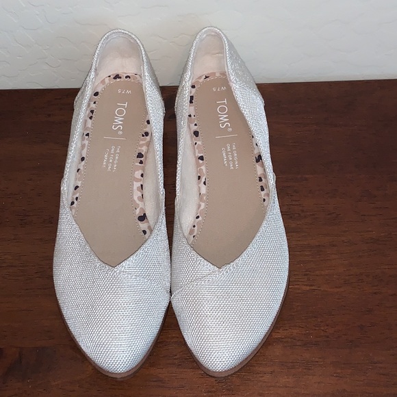 TOMS BRAND NEW SIZE 7.5 SLIP ON FLATS - Picture 2 of 9
